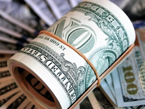 انخفاض الدولار قرب أدنى مستوى منذ 3 سنوات