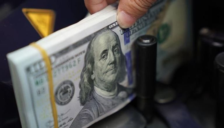 الدولار يحقق مكاسب طفيفة وسط تراجع اليورو والإسترليني واستقرار اليوان