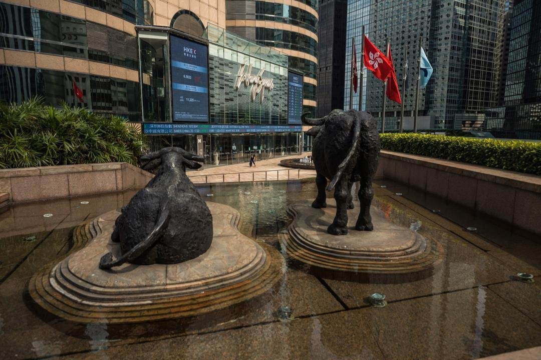 طلبات الإدراج في بورصة هونغ كونغ تسجّل رقمًا قياسيًا مع ازدهار سوق الأسهم
