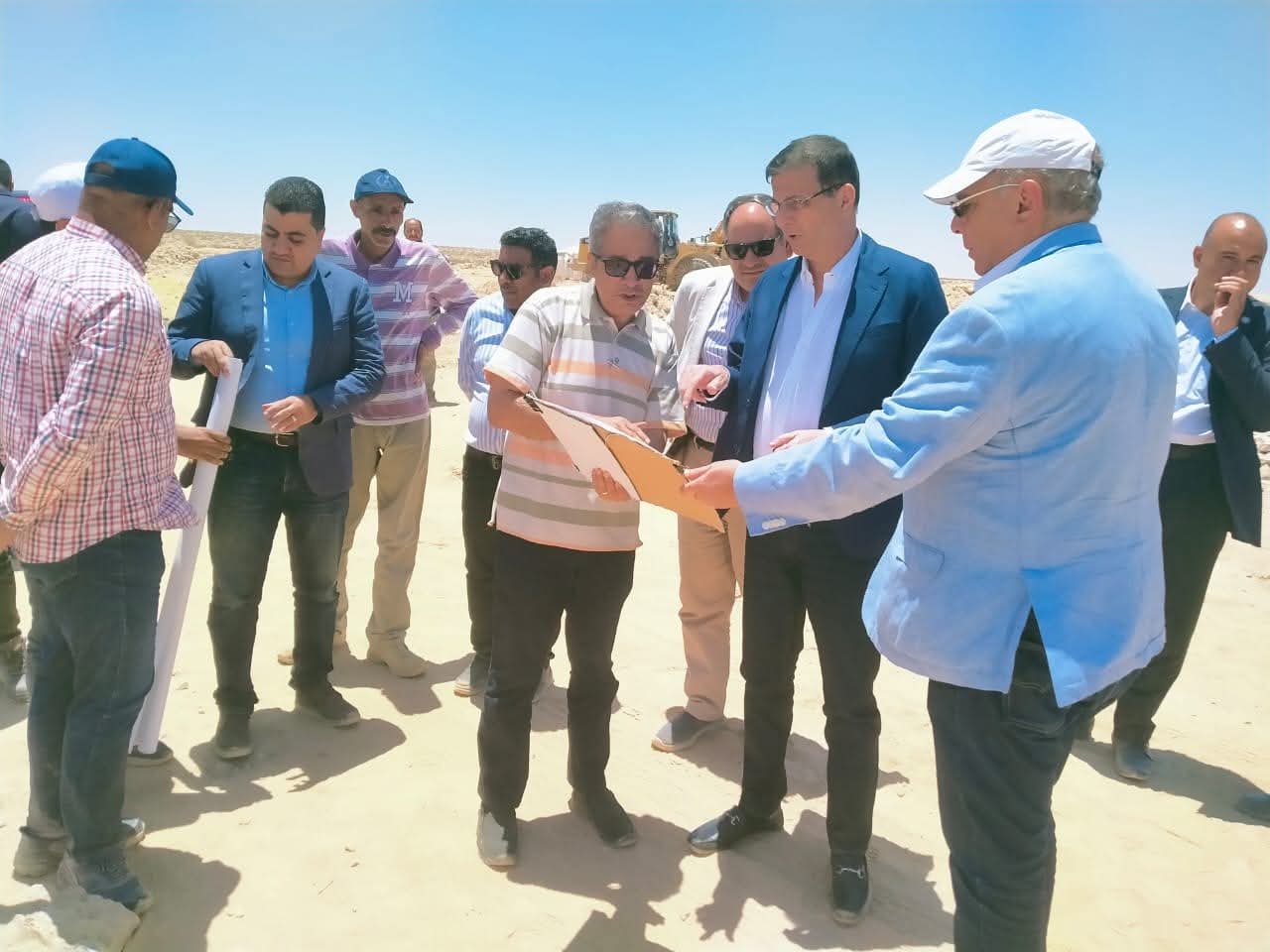 وزير الزراعة يتفقد أعمال حصر وتصنيف الأراضي الصحراوية بمنطقة “العميد” على محور وادي النطرون ـ العلمين