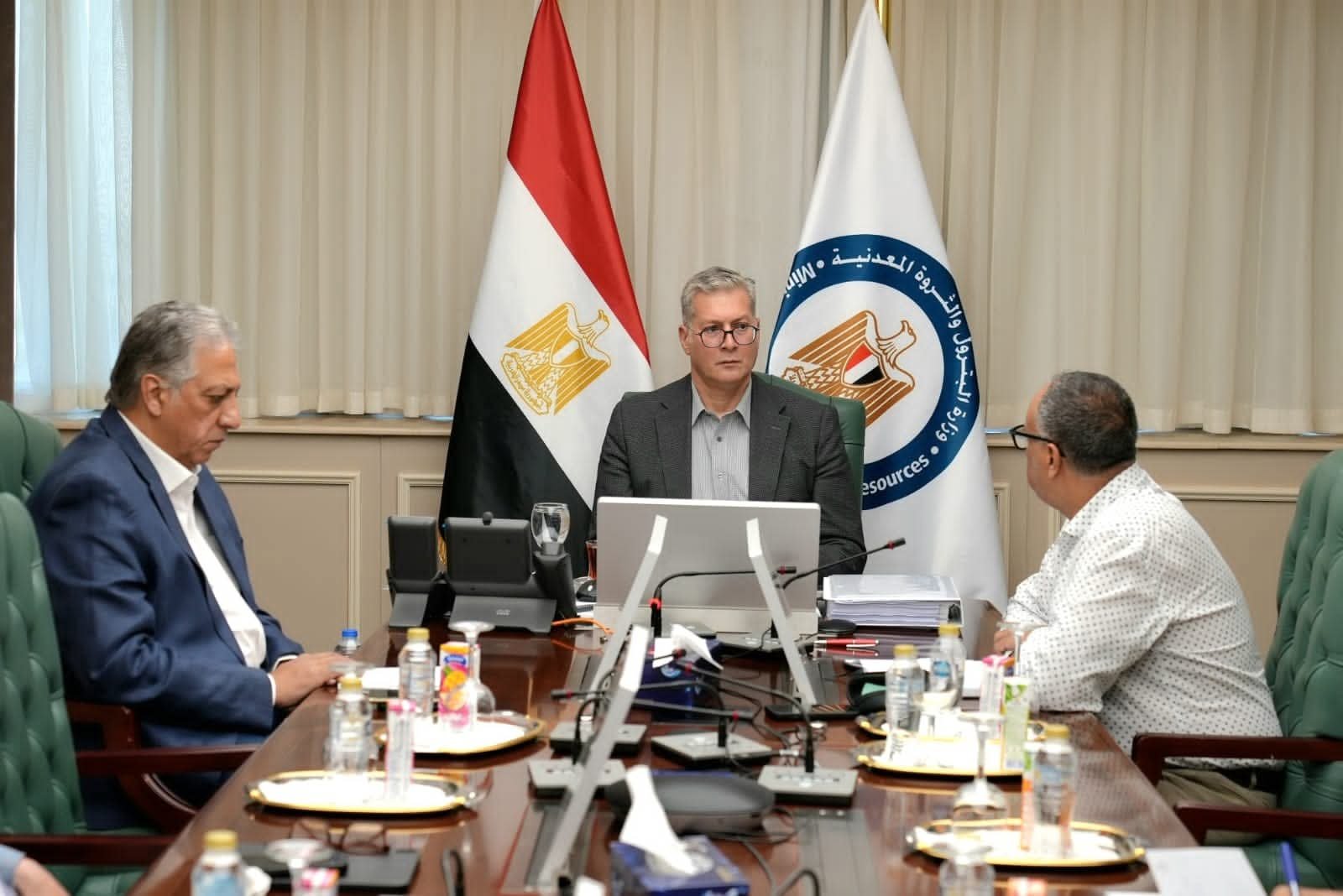 وزير البترول يتابع إجراءات العثور على المفقودين بحادث البارج البحري