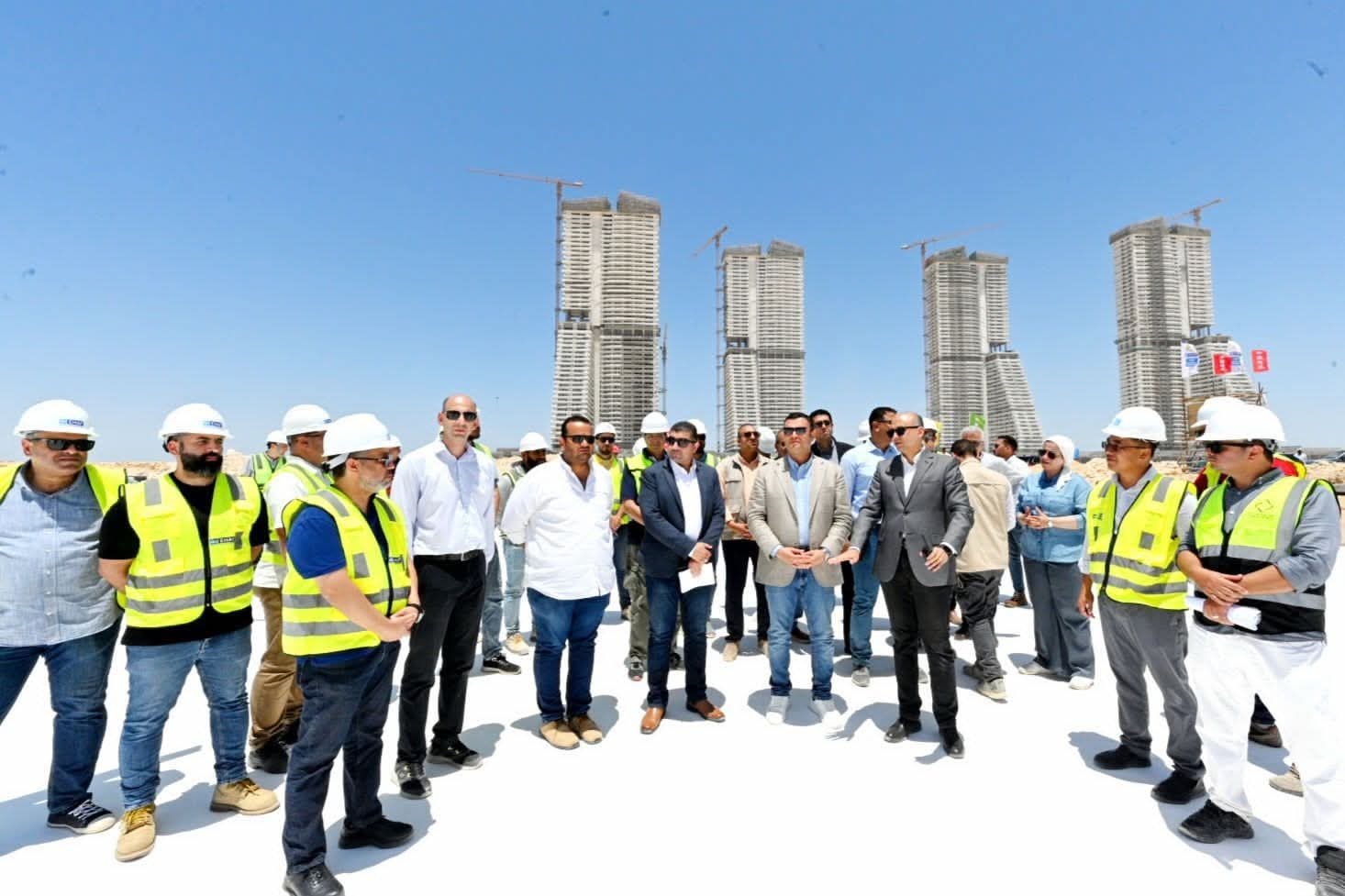 وزير الإسكان يتفقد موقف تنفيذ أبراج “الداون تاون” وبحيرات “العلمين داون تاون لاجون” بمدينة العلمين الجديدة
