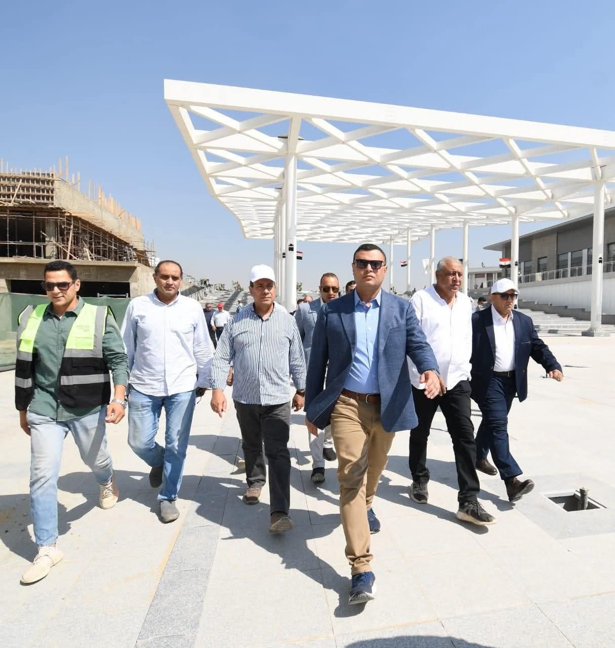 وزير الإسكان يتفقد المنطقة الاستثمارية ومشروع الأرينا بحدائق “تلال الفسطاط”