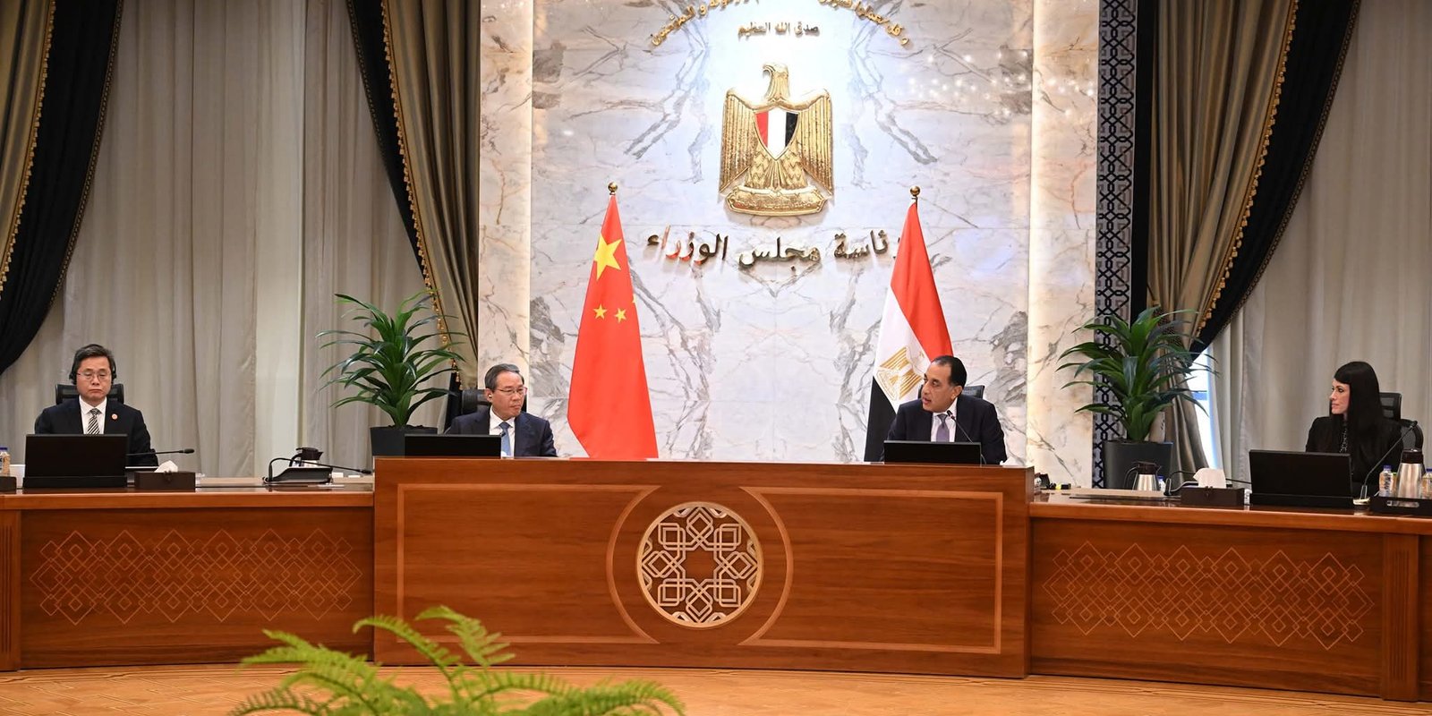 رئيس الوزراء ورئيس مجلس الدولة الصيني يترأسان جلسة مباحثات موسعةلمناقشة القضايا ذات الاهتمام المشترك