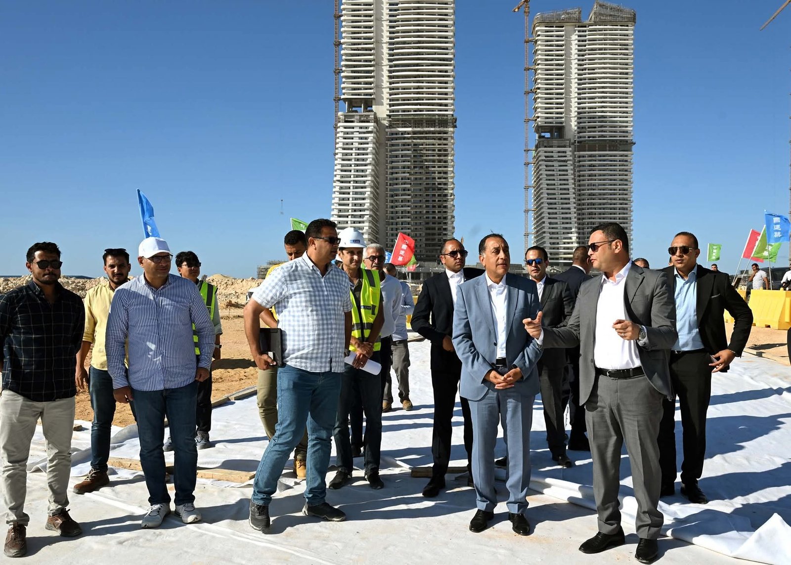رئيس الوزراء يتفقد أعمال مشروعات “أبراج الداون تاون” و”داون تاون لاجون” بمدينة العلمين الجديدة