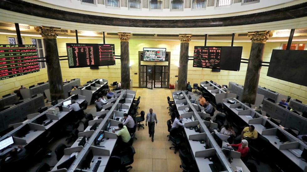 هبوط مؤشرات البورصة بختام تعاملات الأحد بضغوط مبيعات عربية وأجنبية