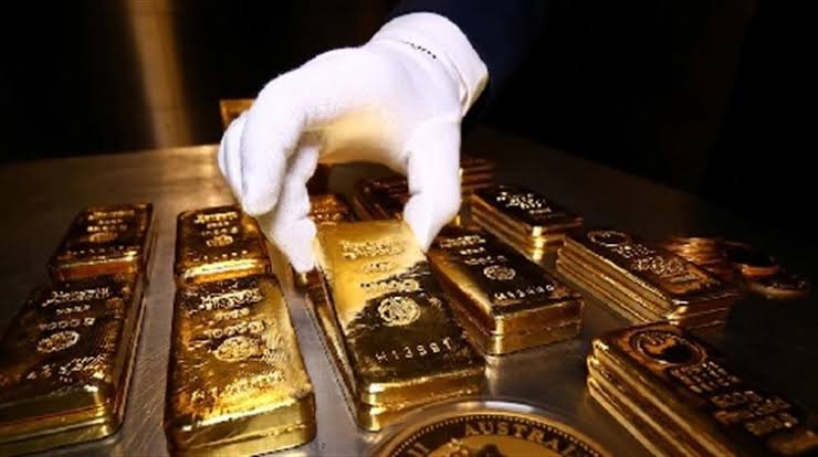 أسعار الذهب تتراجع مع صعود الدولار