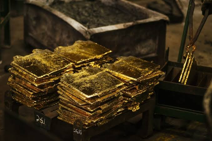 الذهب عند أعلى مستوى في شهر وسط تراجع الدولار وعوائد السندات