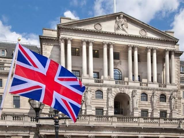بنك إنكلترا يخفض معدلات الفائدة 25 نقطة أساس إلى 4%