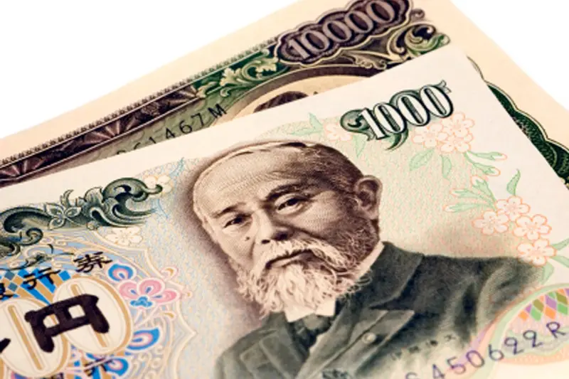 الين الياباني يتراجع لأدنى مستوى في 9 أشهر مقابل الدولار