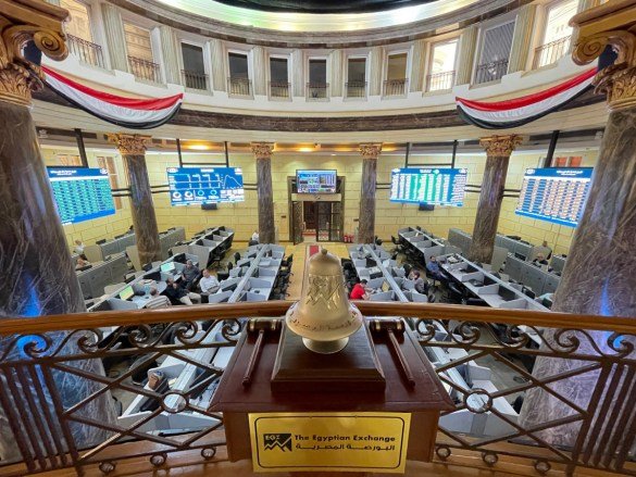 سهم البنك التجاري يهبط بالمؤشر الرئيسي للبورصة بمستهل تعاملات الأربعاء