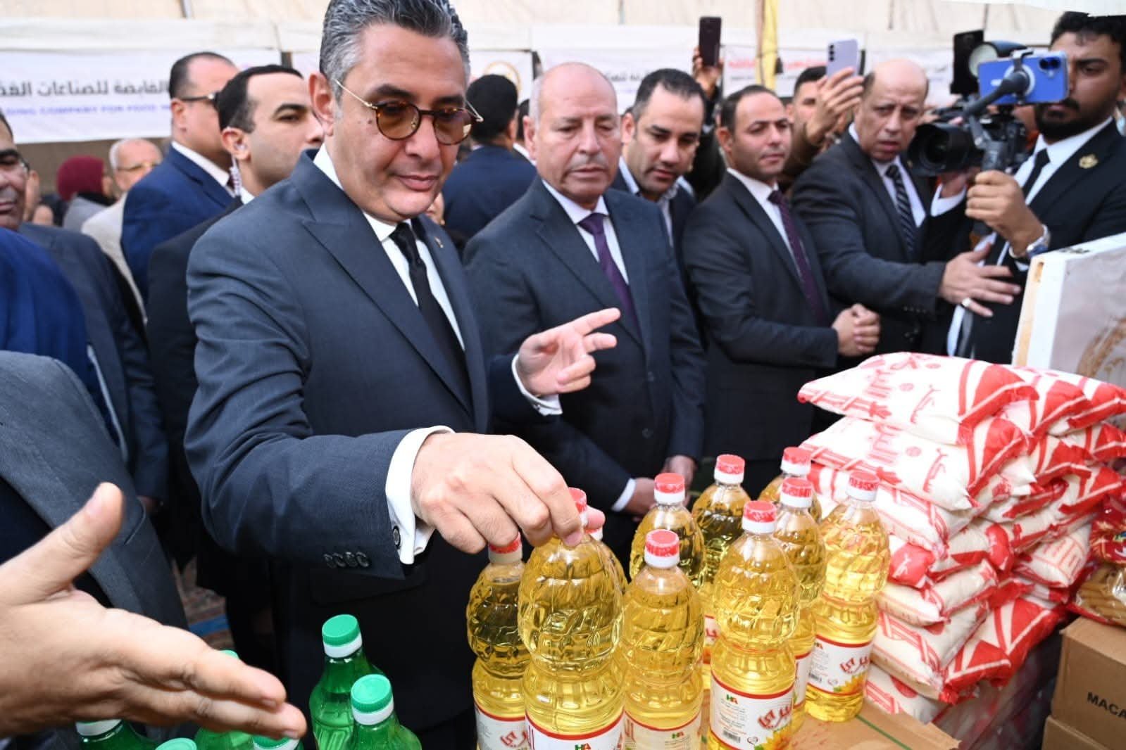 وزير التموين ومحافظ القاهرة يفتتحان سوق “اليوم الواحد” بالمرج