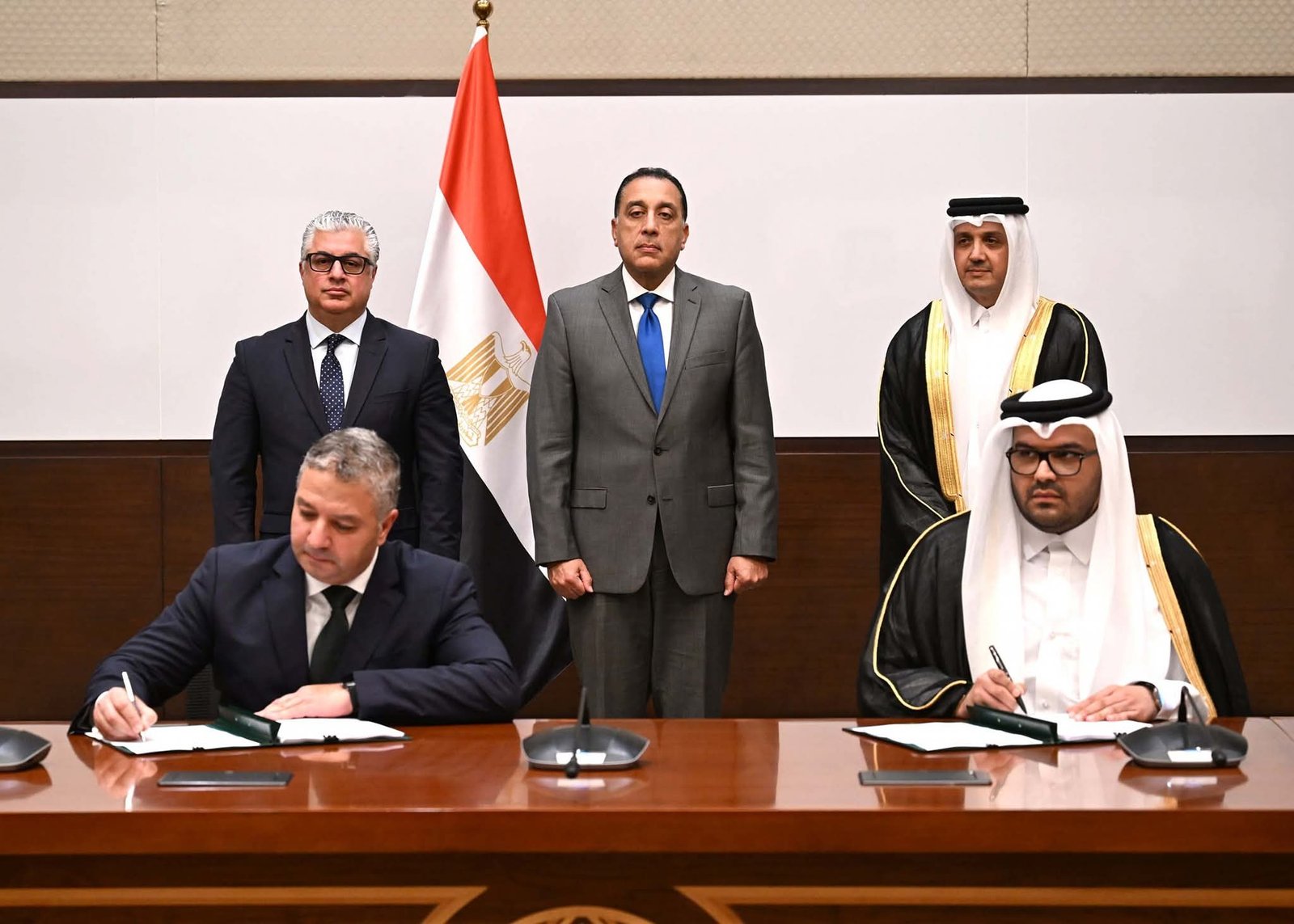 رئيس الوزراء يشهد توقيع عقد مشروع شركة “المانع” القابضة القطرية لإنتاج وقود الطائرات المستدام