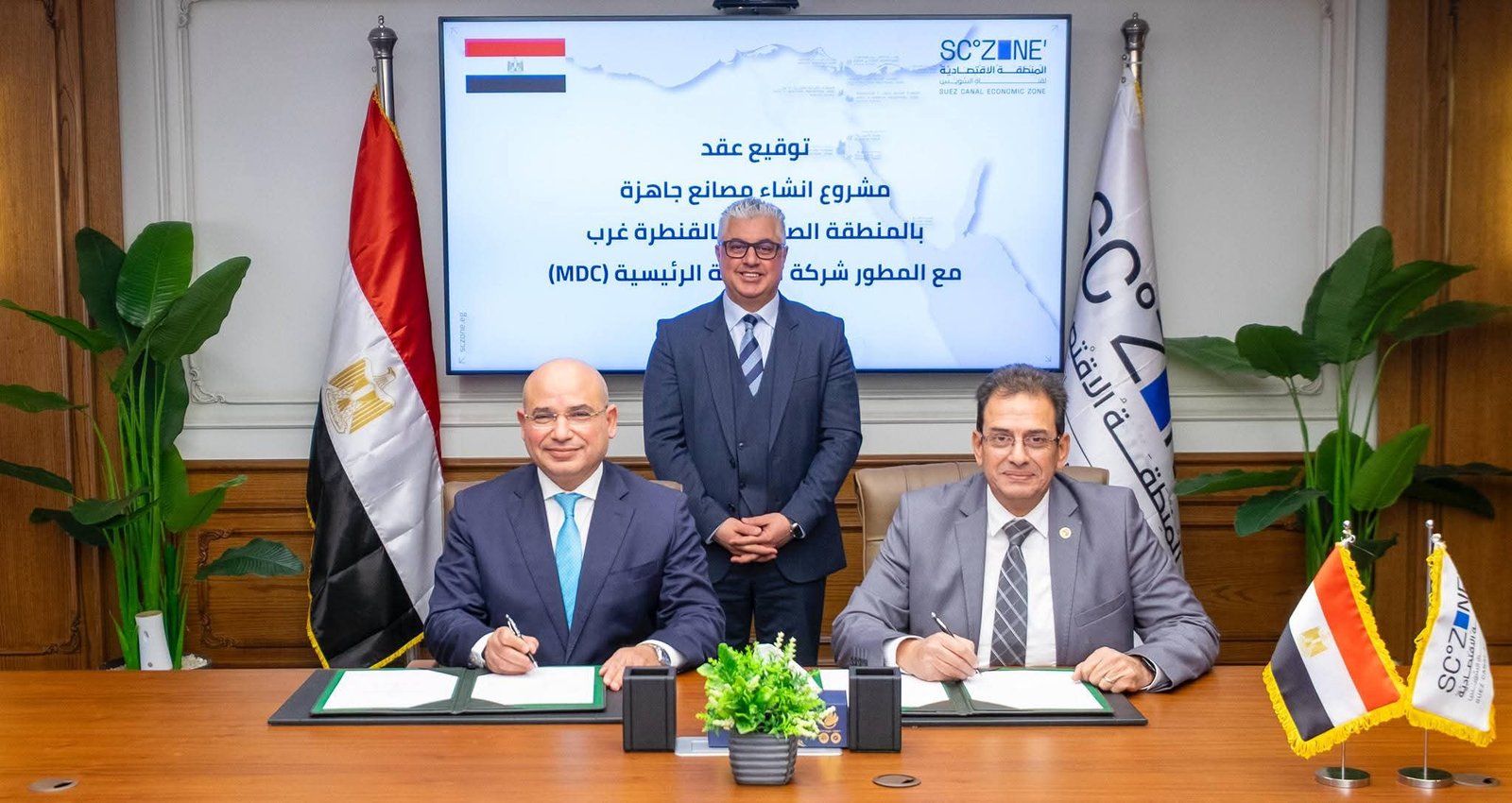 رئيس اقتصادية قناة السويس يشهد توقيع عقد مع المطور الصناعي MDC لإنشاء المصانع الجاهزة بالقنطرة غرب