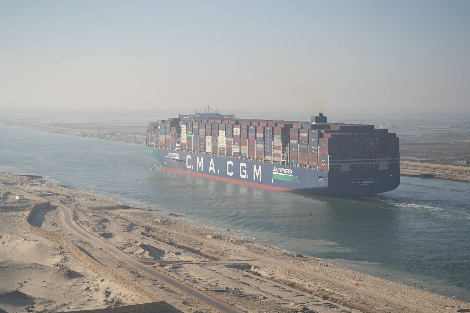 قناة السويس تشهد عبور سفينة الحاويات العملاقة CMA CGM JACQUES SAADE إحدى أكبر سفن الحاويات في العالم
