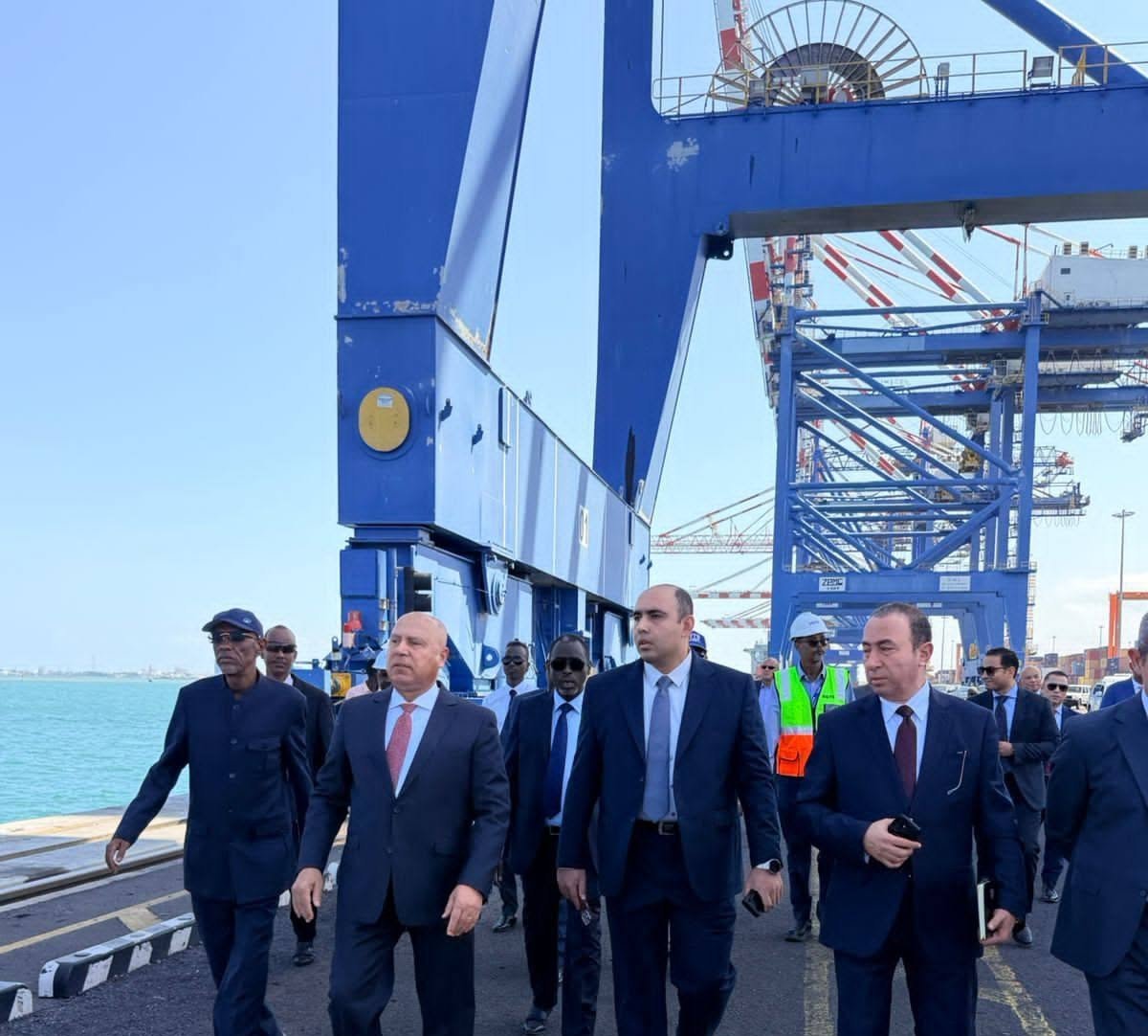 وزير الصناعة والنقل يزور مقر سلطة الموانئ والمناطق الحرة بجيبوتي