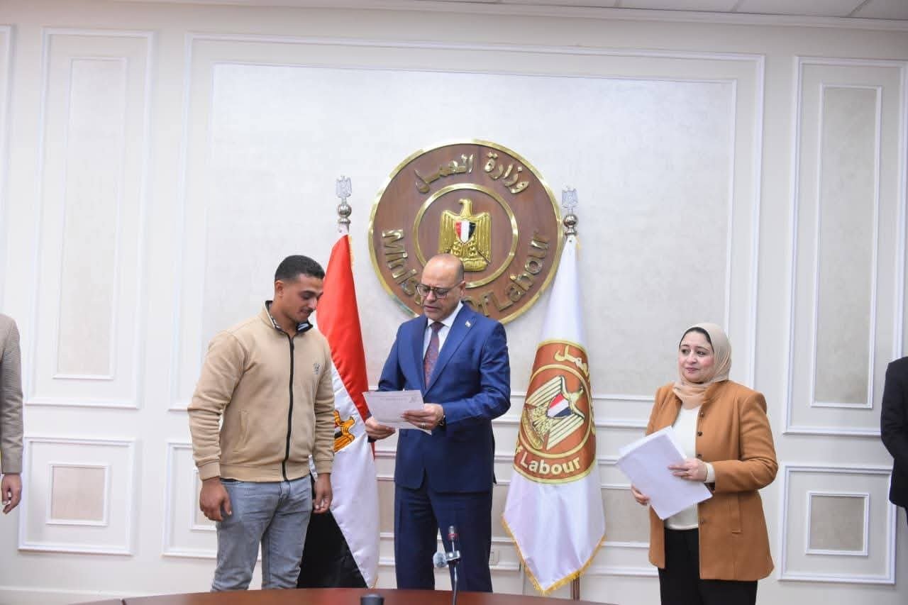 ​وزير العمل يُسلم دفعة جديدة من عقود العمل بالإمارات والأردن