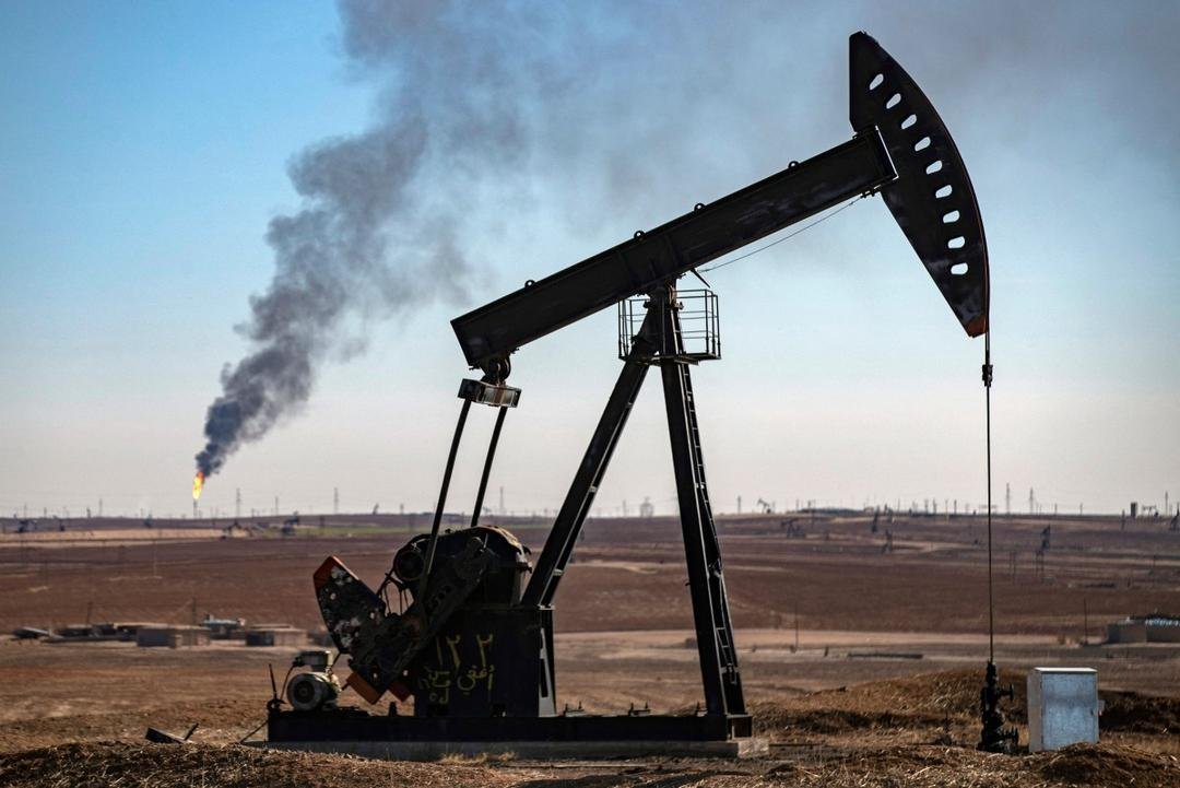 النفط ينخفض مع تصاعد التوترات الجيوسياسية