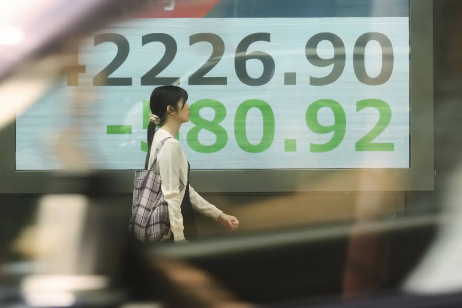 نيكي يتراجع تحت تأثير صعود الين مع الحد من الخسائر بفضل أدفانتست