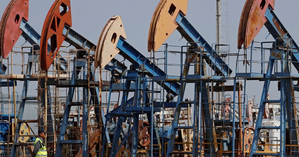 تباطؤ صعود النفط مع عودة شحنات فنزويلا واستمرار القلق من تعطل إمدادات إيران