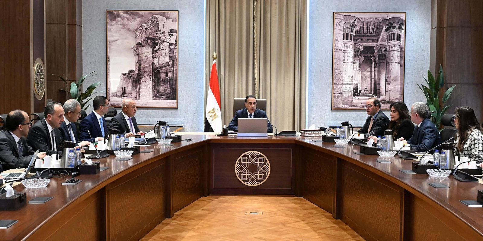 رئيس الوزراء يعقد اجتماعًا لبحث فرص توطين صناعة السيارات وزيادة تنافسية المناطق الحرة