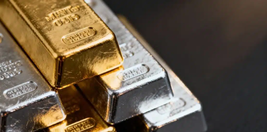 الطلب على أصول الملاذ الآمن يبقي الذهب والفضة قرب مستويات غير مسبوقة