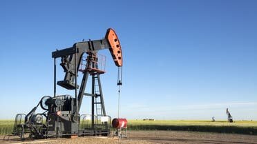 النفط يصعد مع تصاعد القلق بشأن إمدادات إيران