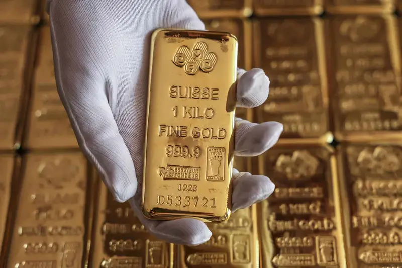 الذهب يتراجع 2% تحت ضغط صعود الدولار وشح السيولة العالمية