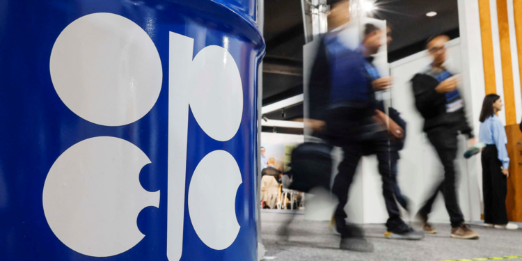 “أوبك+” تعتزم دراسة زيادة إنتاج النفط عقب قصف إيران