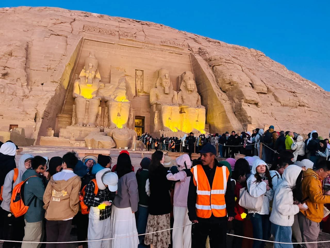 الشمس تتعامد على وجه تمثال الملك رمسيس الثاني بمدينة أبوسمبل جنوب أسوان لمدة 22 دقيقة