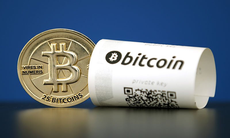 البتكوين تتراجع بعد أسبوع عنيف من التقلبات في سوق العملات الرقمية