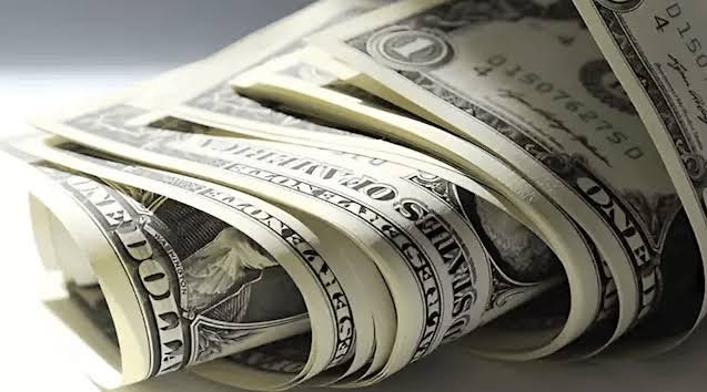 الدولار يحافظ على مكاسبه الشهرية مع استمرار عدم اليقين في الأسواق