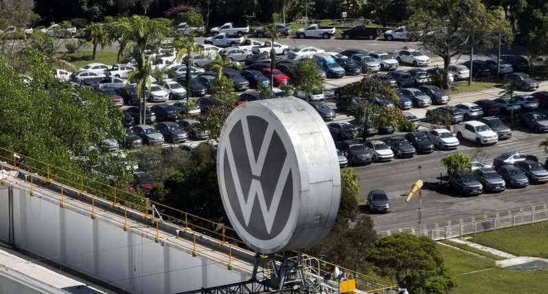 فولكسفاغن تعتزم الغاء 50 الف وظيفة وسط تراجع الأرباح
