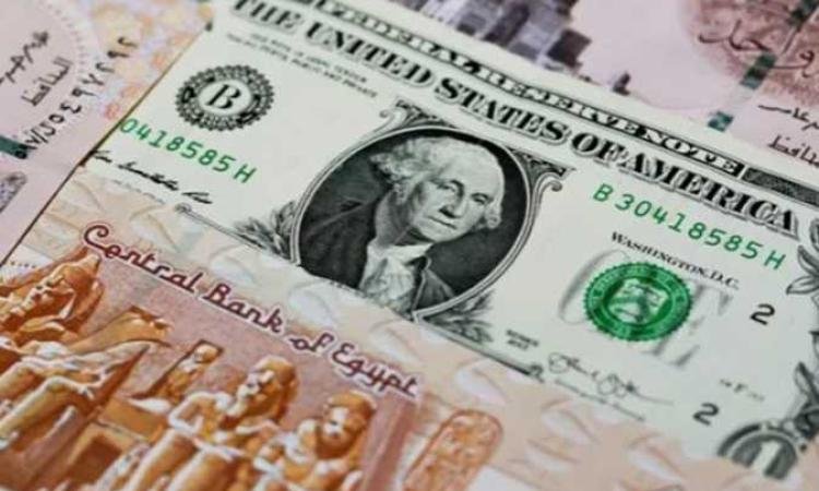 الجنيه تحت الضغط.. الدولار يصل إلى 54 جنيهًا في بعض البنوك