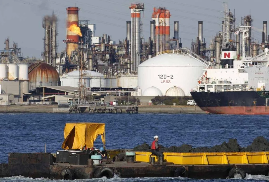 اليابان تبدأ ضخ النفط من مخزوناتها اعتبارًا من 26 مارس
