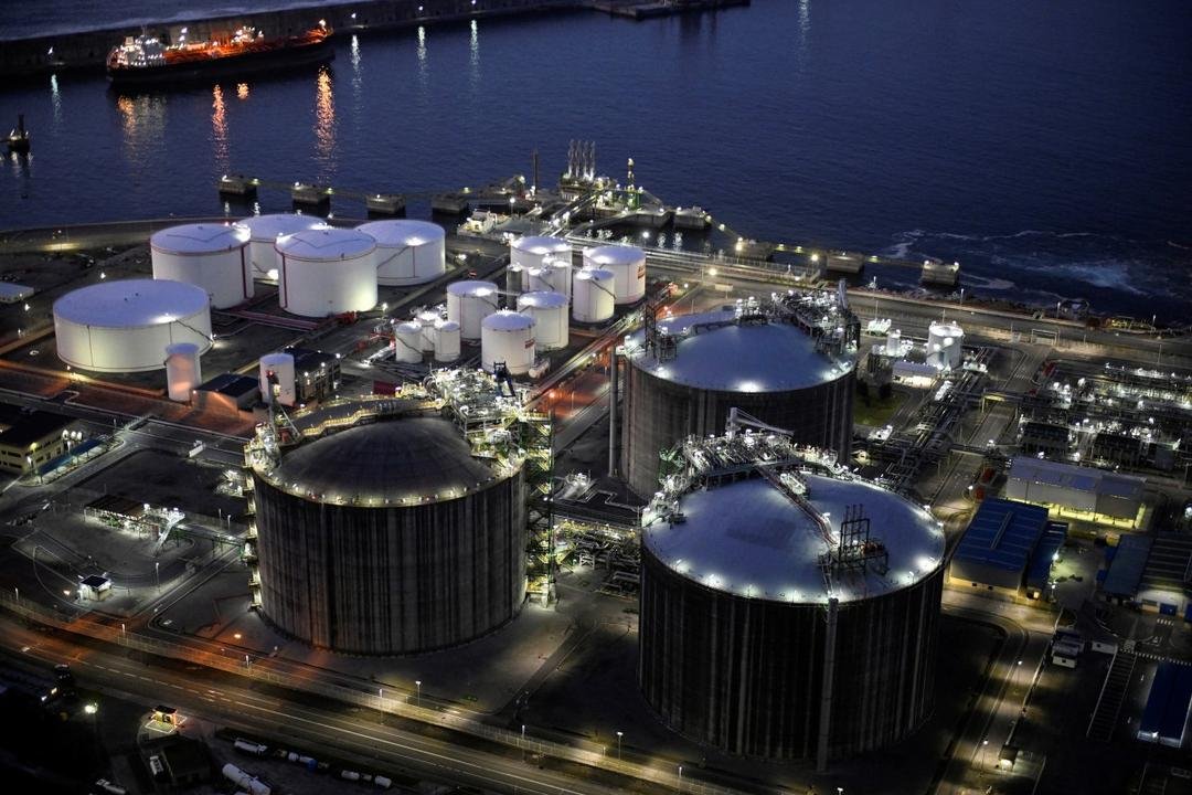 اليابان تبدأ سحب 80 مليون برميل من احتياطيات النفط لمواجهة صدمة الحرب