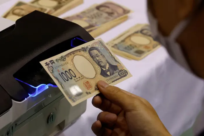 العملات الأوروبية والآسيوية تتراجع بفعل قلق الطاقة وتصاعد توترات الشرق الأوسط