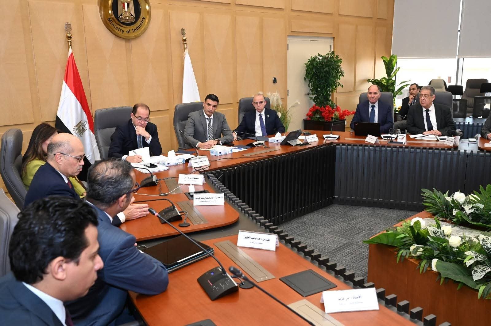 وزير الصناعة يبحث مع وزيري الاستثمار والمالية محاور البرنامج الوطني لتنمية صناعة السيارات