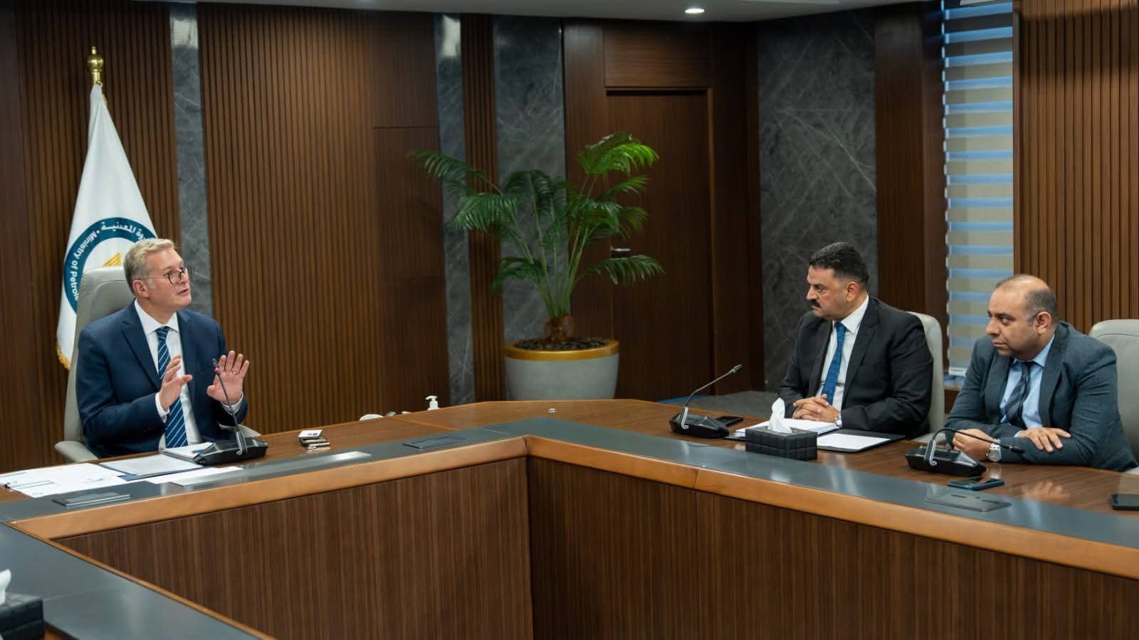 وزير البترول والثروة المعدنية يبحث تنفيذ المسح الجوي الشامل للمعادن في مصر