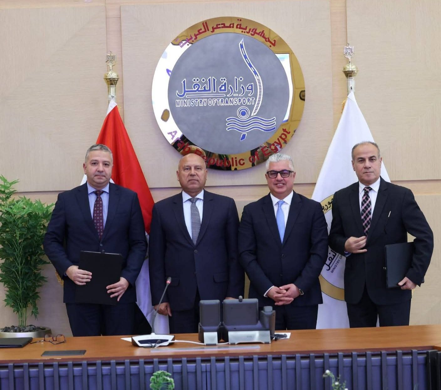 وزير النقل يشهد توقيعين بين شركة موانئ مصر البحرية والهيئة العامة للمنطقة الاقتصادية لقناة السويس
