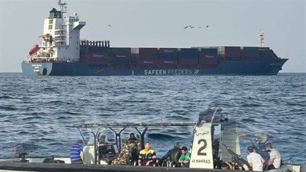 سفينة شحن تتعرض لقذيفة في مضيق هرمز والطاقم يخلي السفينة