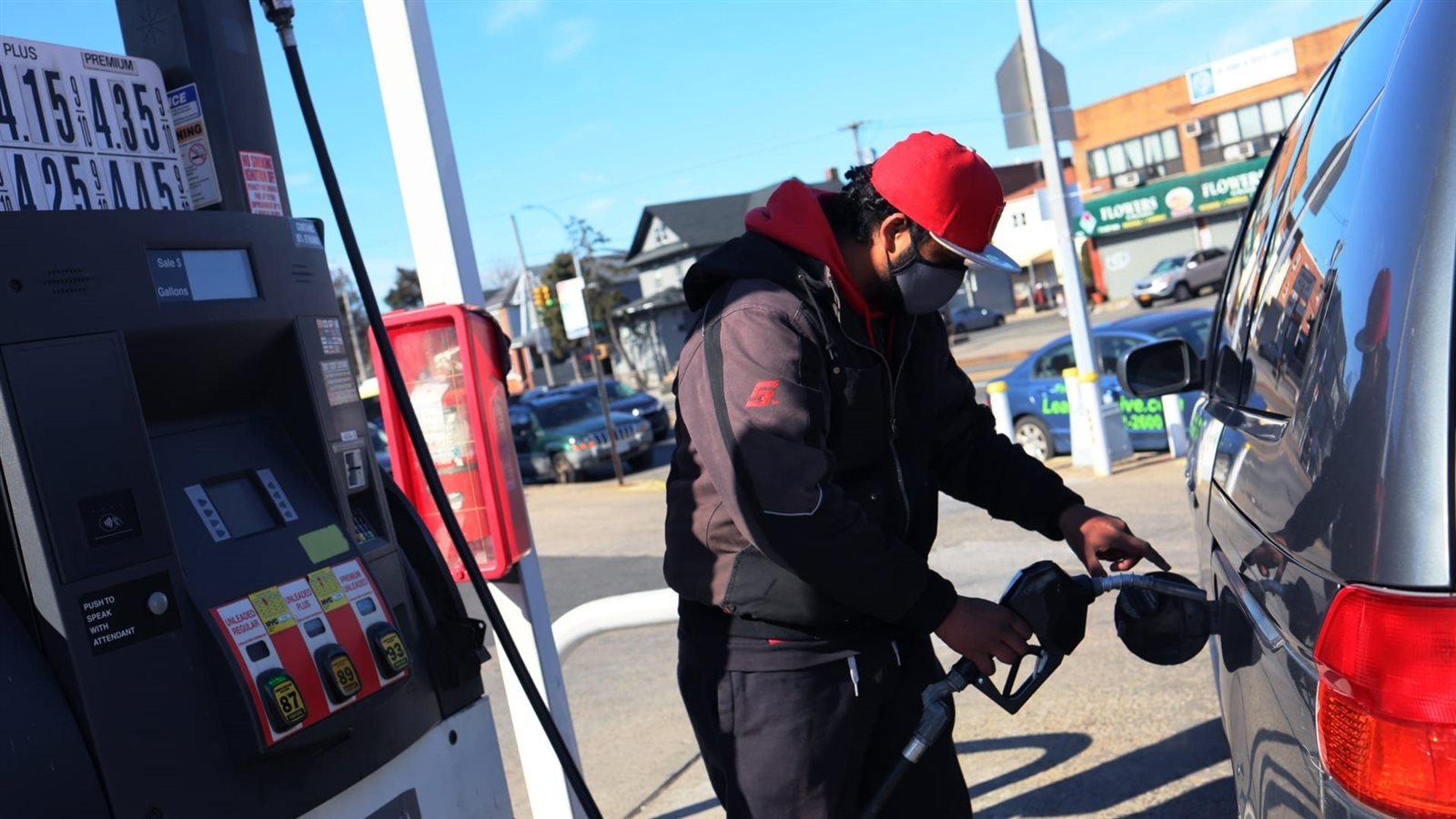 أسعار البنزين في أمريكا تقفز فوق 4 دولارات للجالون عند أعلى مستوى في 3 سنوات