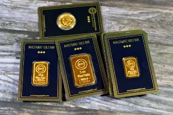 الذهب يرتفع بدعم ضعف الدولار رغم اتجاهه لأسوأ أداء شهري منذ 17 عامًا