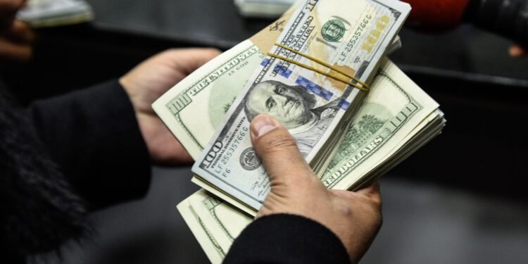 الدولار يتراجع للأسبوع الثاني على التوالي مع انحسار التوترات بعد فتح مضيق هرمز