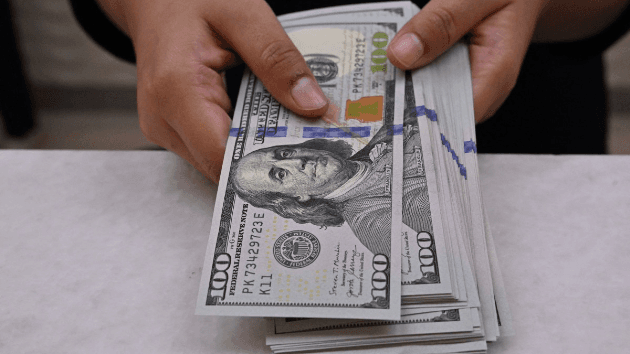 الدولار يعزز مكاسبه وسط تعثر المفاوضات الأميركية الإيرانية