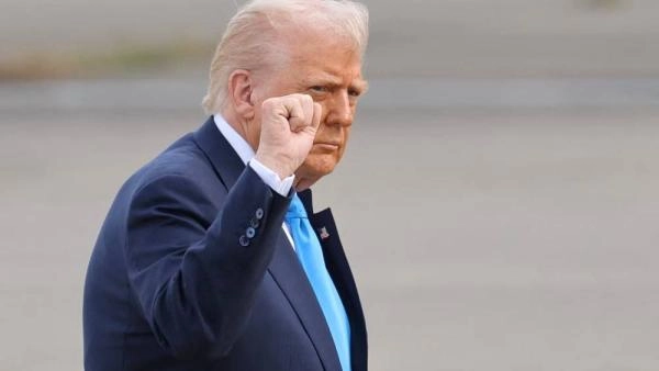 ترامب يلوّح برسوم جمركية 50% على الصين حال دعمها عسكريًا لإيران