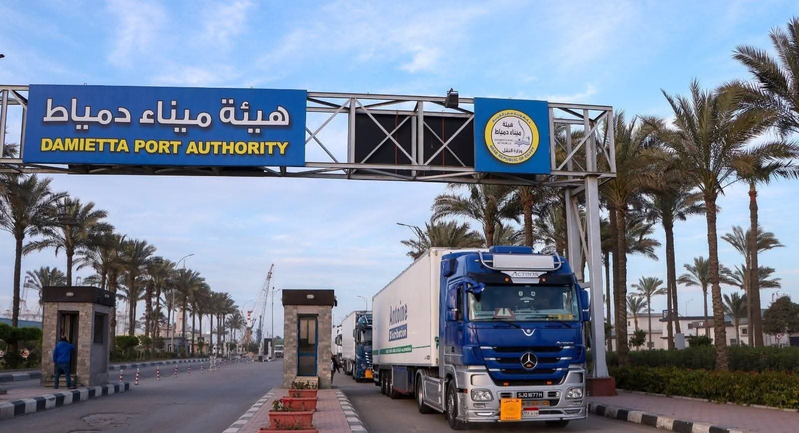 تواصل تدفق شحنات الترانزيت عبر خط “الرورو” بميناء دمياط في إطار الخدمة الجديدة المتجهة إلى دول الخليج