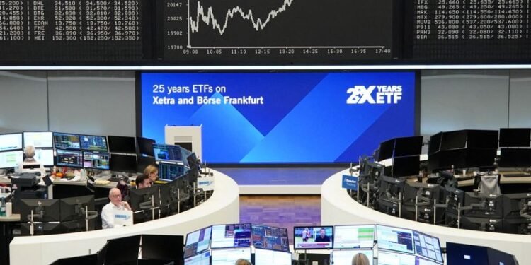 الأسهم الأوروبية تصعد وتحقق مكاسب أسبوعية 3%