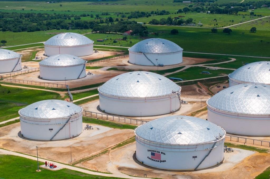 الولايات المتحدة تفرج عن جزء من احتياطي النفط الاستراتيجي لتعزيز استقرار الإمدادات