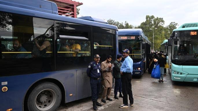 باكستان تلغي رسوم النقل العام شهرًا وسط أزمة الطاقة